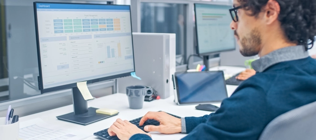 How to monitor employee behavior and what benefits are there?